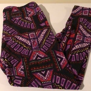 Lularoe TC leggings NWOT black background